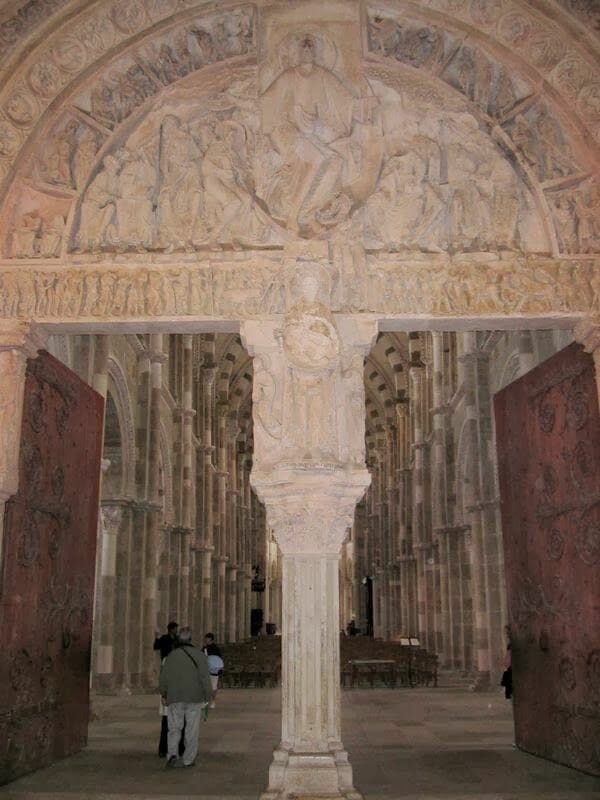 Tímpano de Santa Magdalena en Vézelay abierto