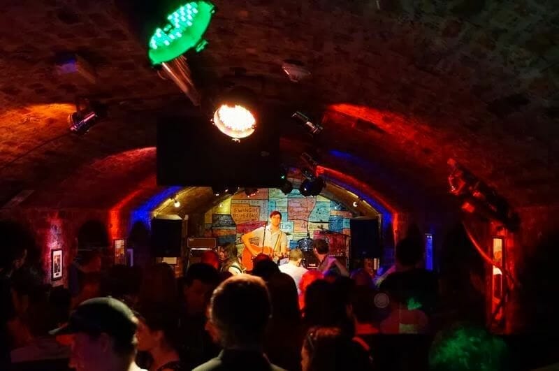 escenario The Cavern concierto