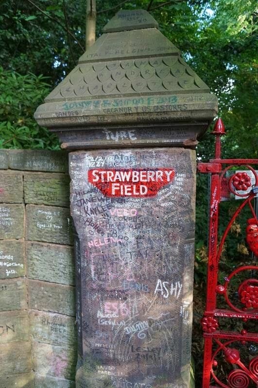 valla pintada de strawberry field