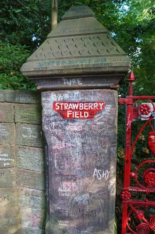 valla pintada de strawberry field