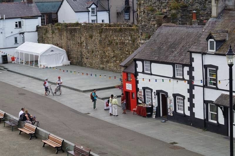 pequeña casa de pescadores encastada en muralla