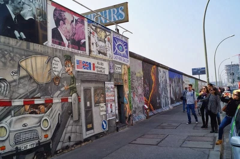 east side Gallery el beso