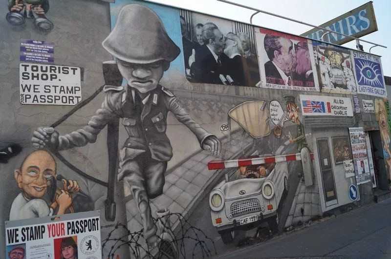 Bus Turístico, Mural soldado desertando