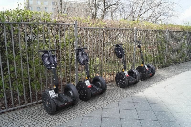 segways aparcados