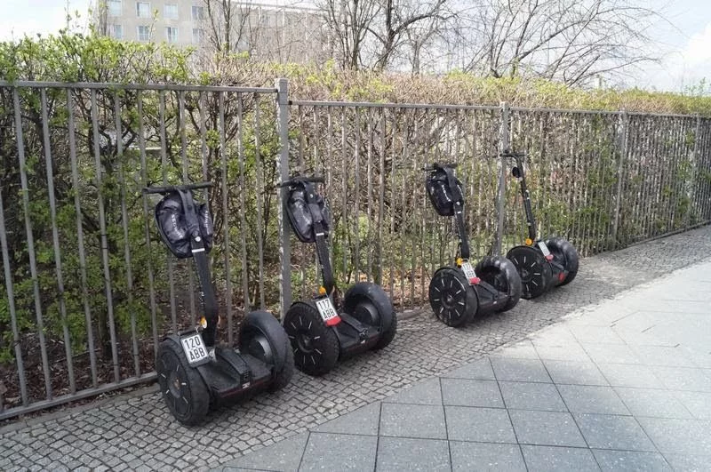 segways aparcados