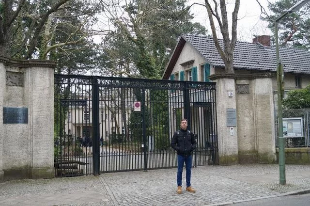 puerta entrada casa de la conferencia de Wannsee