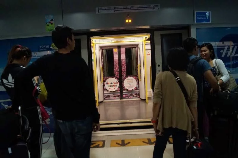 tren Airport rail link 