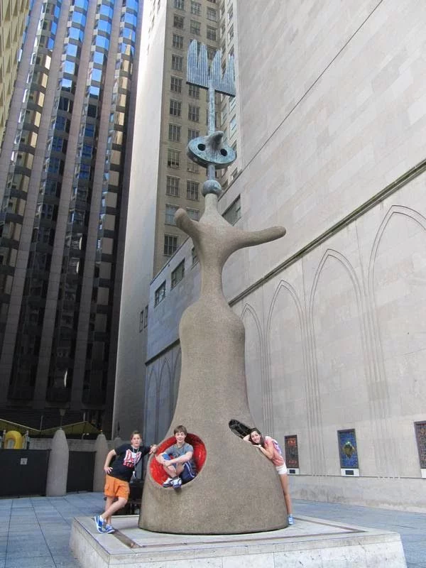 plaza Dealey Miró