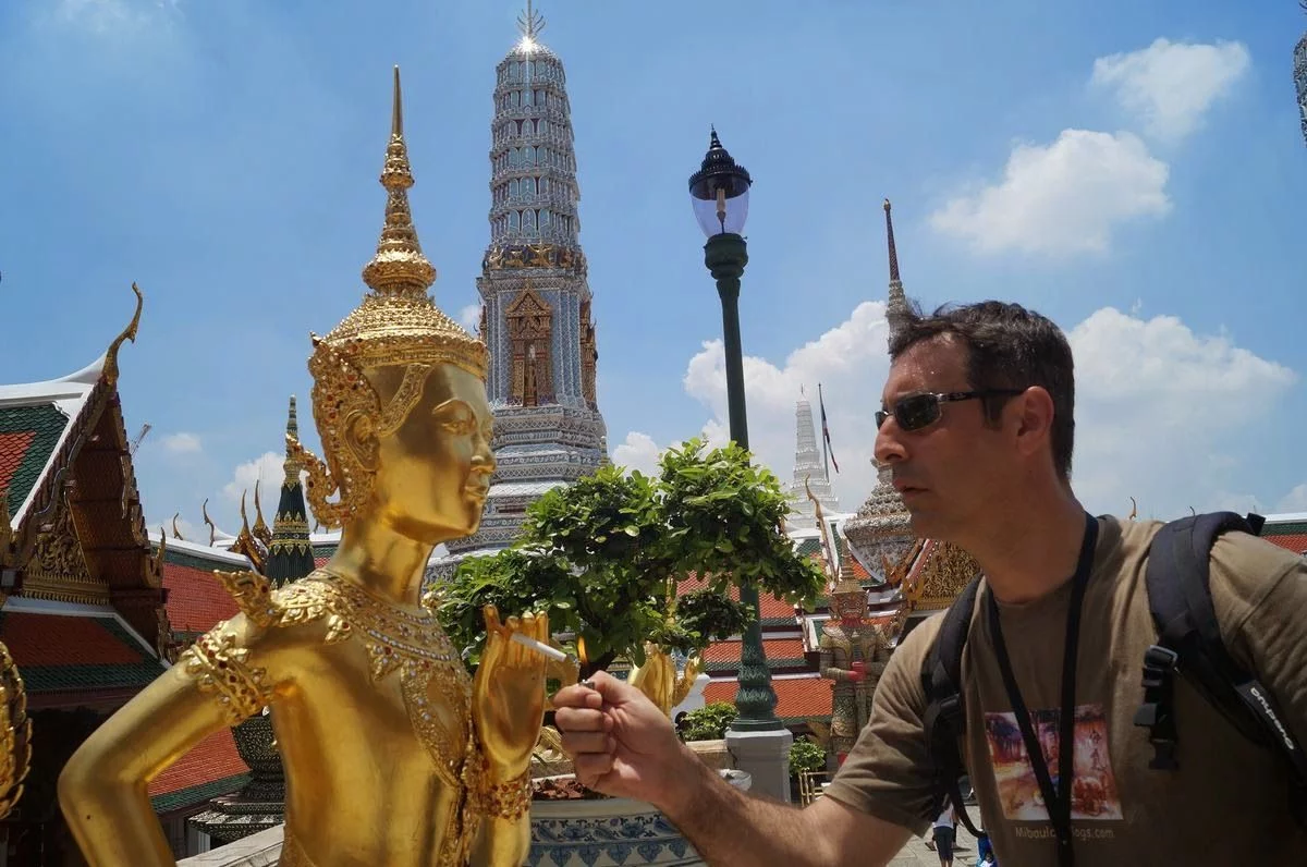 doy fuego a un buda Gran Palacio de Bangkok