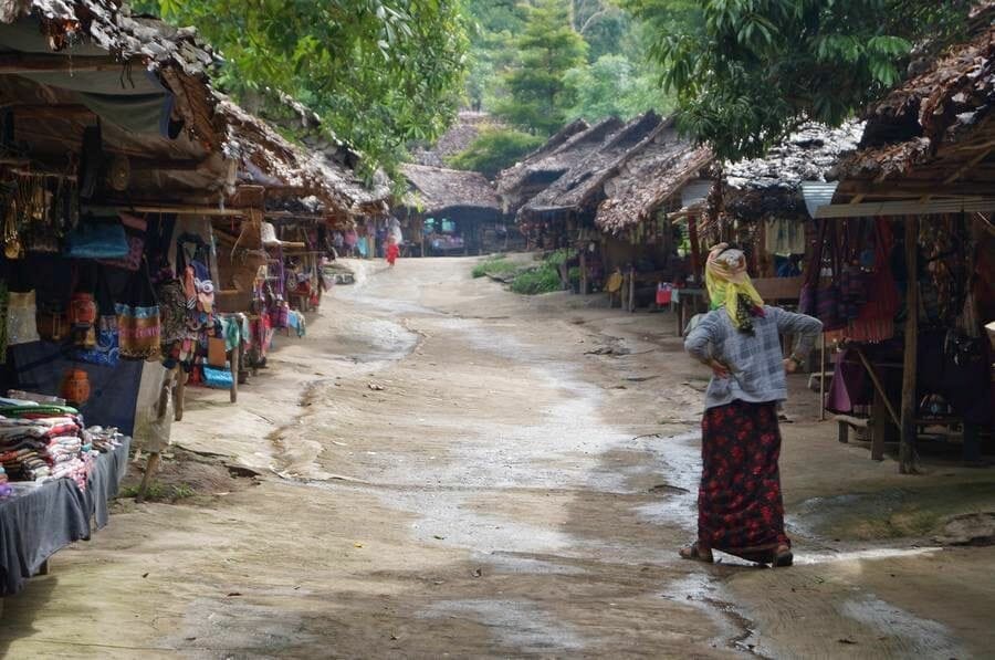 calles pueblo mujeres jirafa