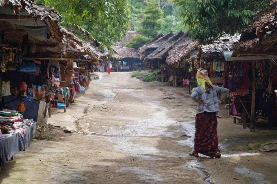 calles pueblo mujeres jirafa