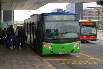El bus 46 pasando al lado del bus que enlaza T1 y T2