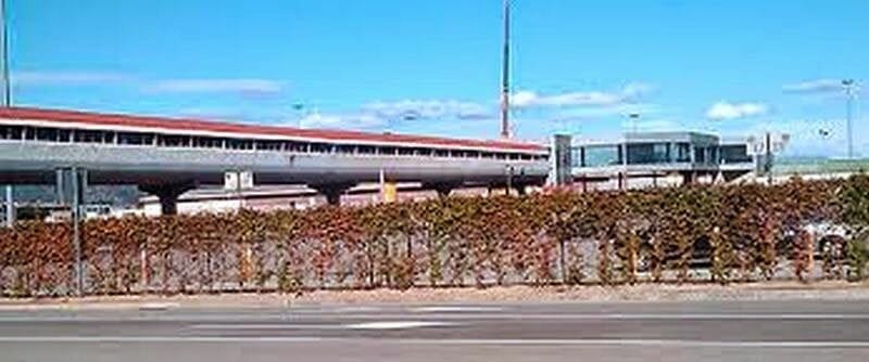 Pasarela de la T2 a Renfe o metro