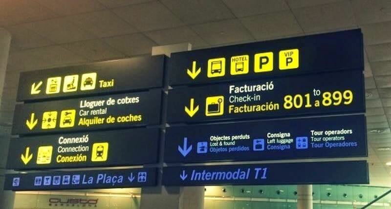 Letreros indicaciones como ir del aeropuerto de Barcelona al centro