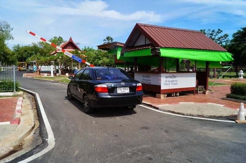 sukhothai acceso al parque