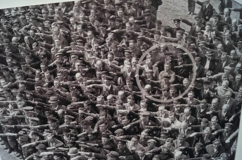 tods saludando al modo nazi menos uno