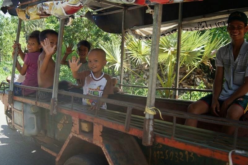 niños camboya saludando