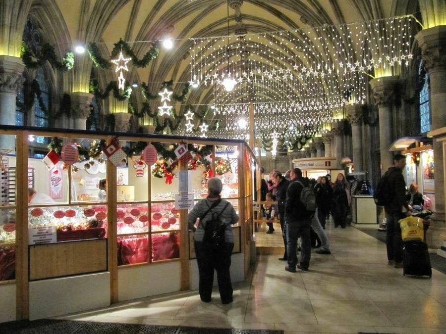 MercadotradicionaldelChristkindlmarkt Niño Jesús en la Rathausplatz de Viena