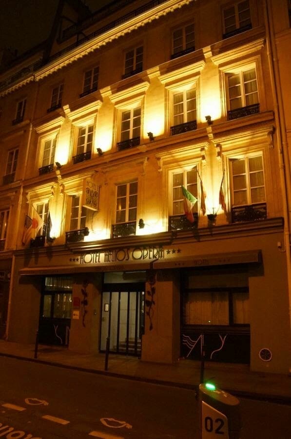 fachada de noche hotel Hélios Opera en París