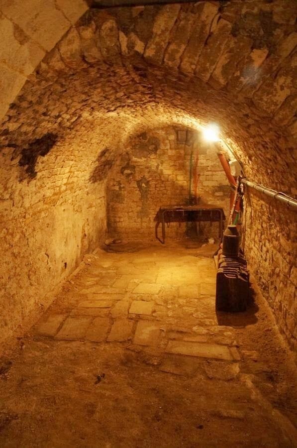 hotel Montaulbain sotanos prision