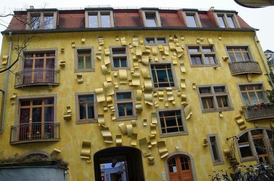 fachada amarilla, hojas de aluminio, pasaje kunsthofpassage