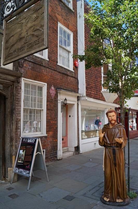 monje Canterbury