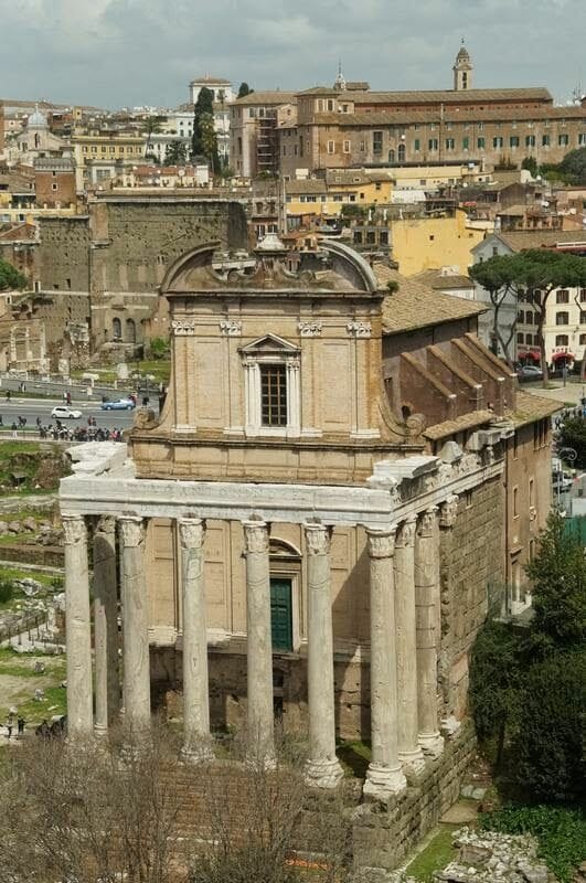 Templo de Antonio y Faustina ruinas romanas