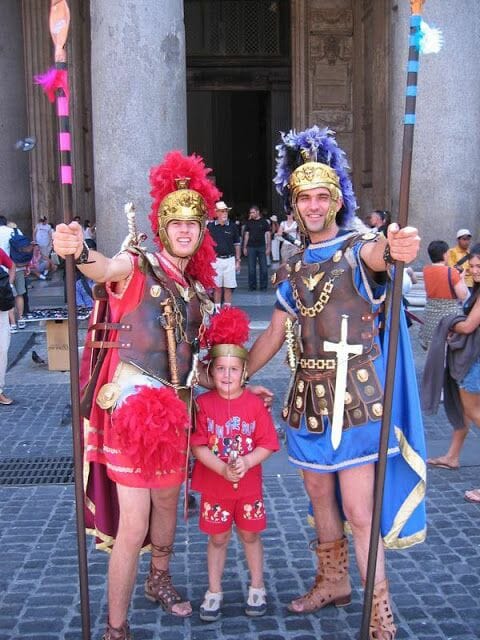 disfrazados de romanos a la entrada del Panteón de Roma soldados frente al panteón de roma
