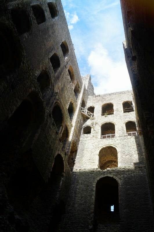 torre de rochester desde abajo interior
