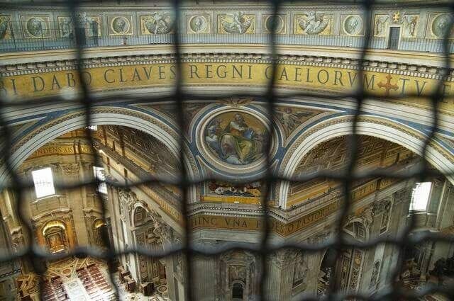 letras del interior cúpula vaticano