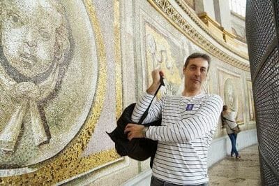 Héctor Navarro Buil de Mi baúl de blogs dentro de la Basílica de San Pedro