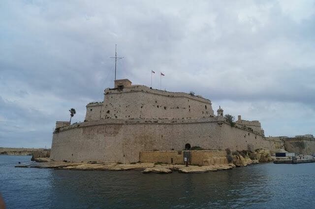 la valeta desde el mar en El crucero de los dos Puertos en La Valeta