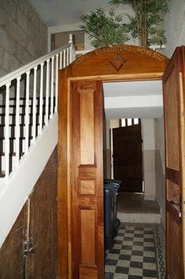 símbolo mason en puerta