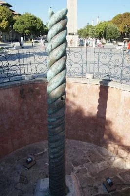 Columna de las Serpientes, Columna Serpentina, Trípode de Delfos,Trípode de Platea