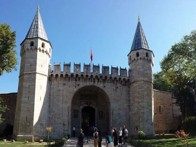 Puerta de los Saludos