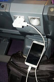 cargando el movil en tren interrail castillos loira