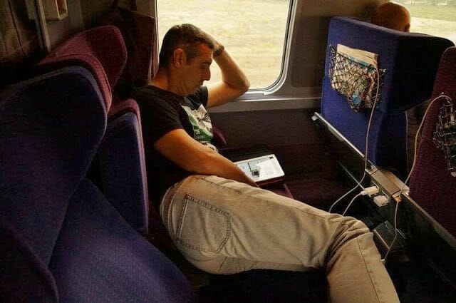 leyendo en tren castillos del Loira en tren