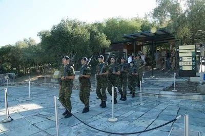 cambio de Guardia en la acropolis