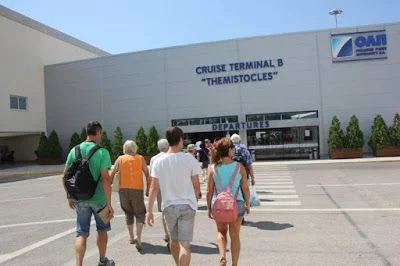 terminal del Atenas en un día en parada de crucero