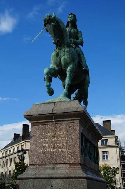 estatua juana de arco en la plaza Martroi de Orleans