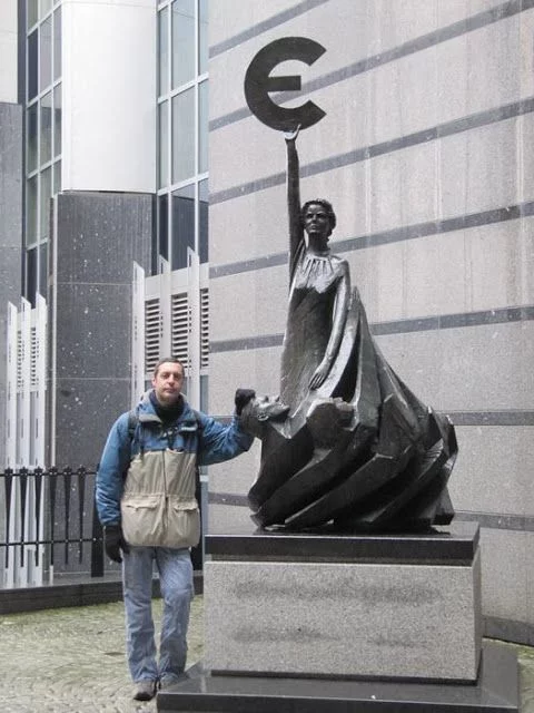 escultura euro en bruselas