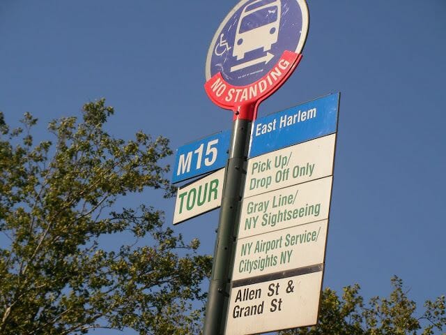 poste de parada de diferentes buses turisticos NY bus turístico, bus turístico Nueva York, autobús turístico de New York, paradas de bus turistico NY