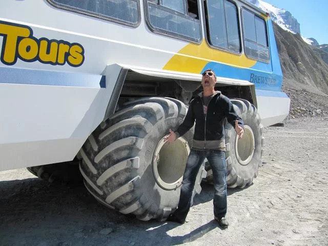 vehiculo oruga atropellando pie Massive Brewster Ice Explorers