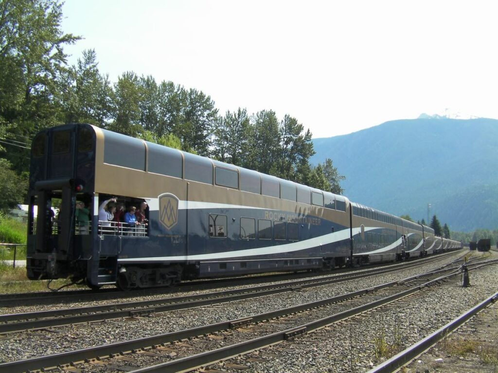 tren Rocky mountaineer en marcha