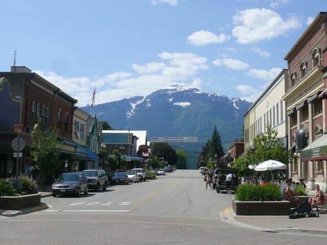 Vista del monte Revelstoke desde calle principal del pueblo