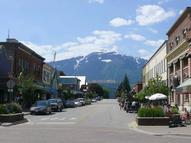 Vista del monte Revelstoke desde calle principal del pueblo