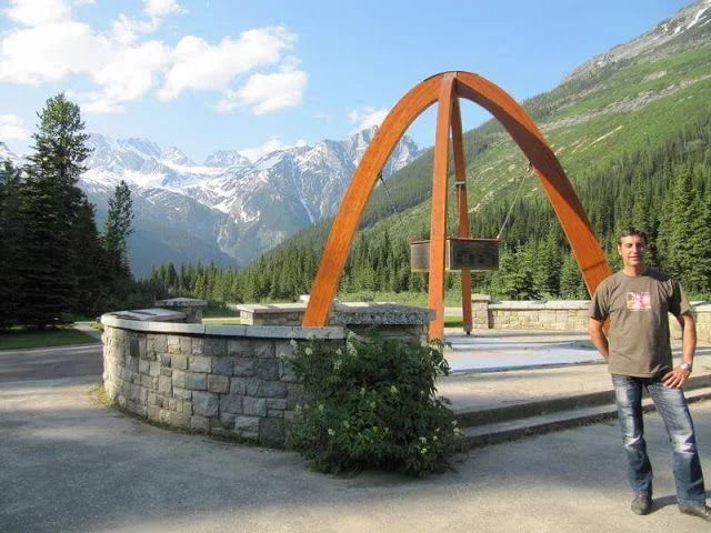 héctor en Roger pass Monumento del Roger pass