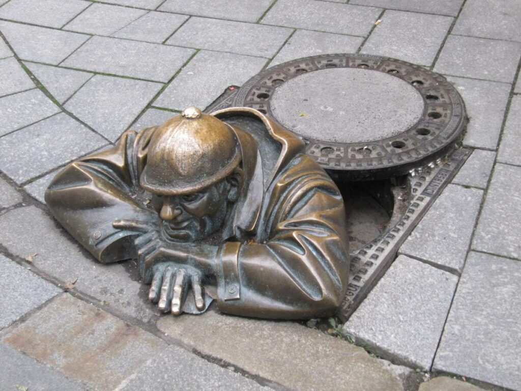 Čumil, estatuas bratislava, estatua alcantarilla de bratislava