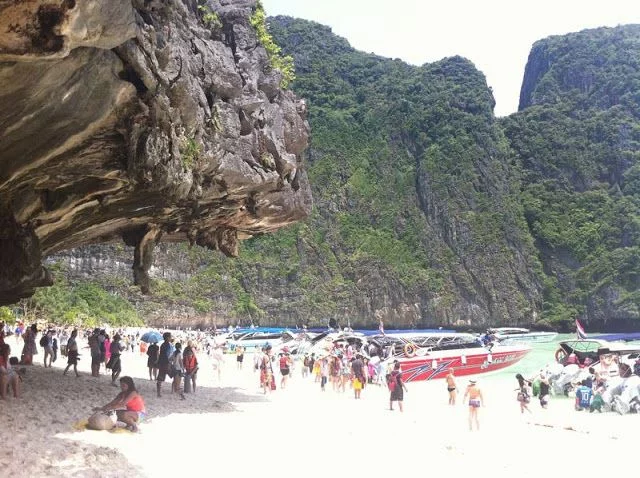 Maya beach llena de gente Maya beach concurrida