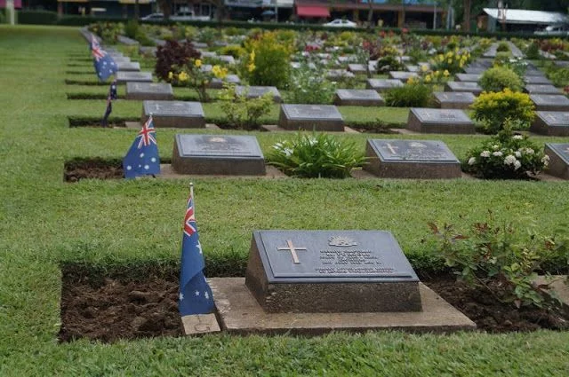 banderas y lápidas cementerio de guerra de Kanchanaburi